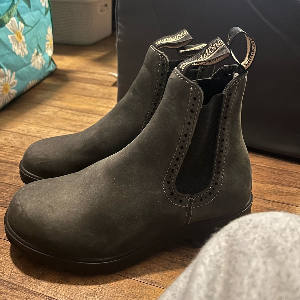 blundstone chelsea boots